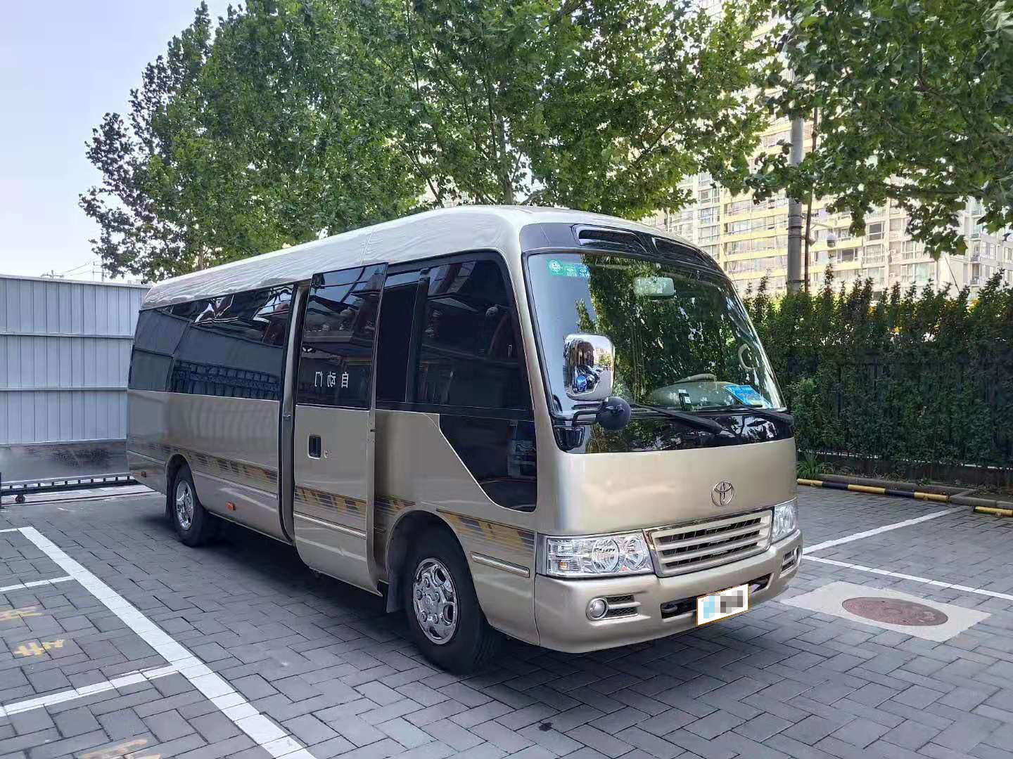 北京租中巴车19座多少钱一天？